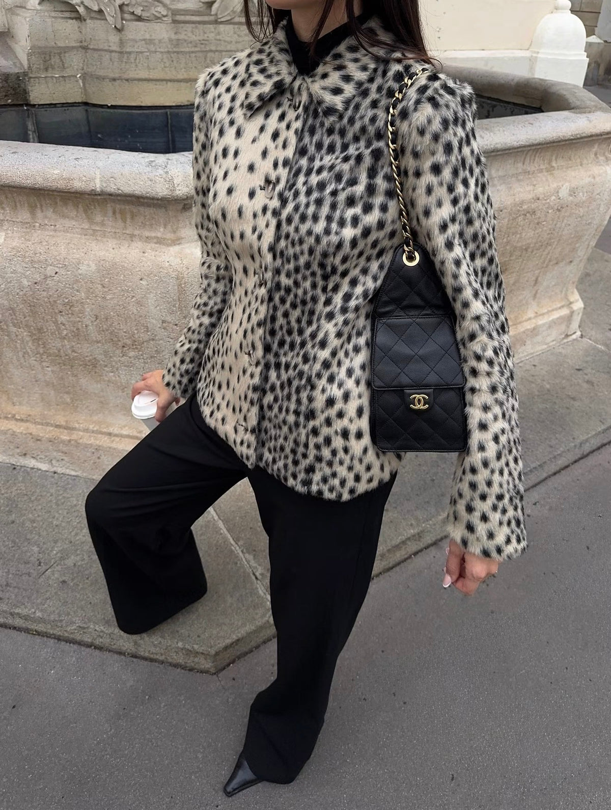 Manteau en fausse fourrure à motif léopard et revers