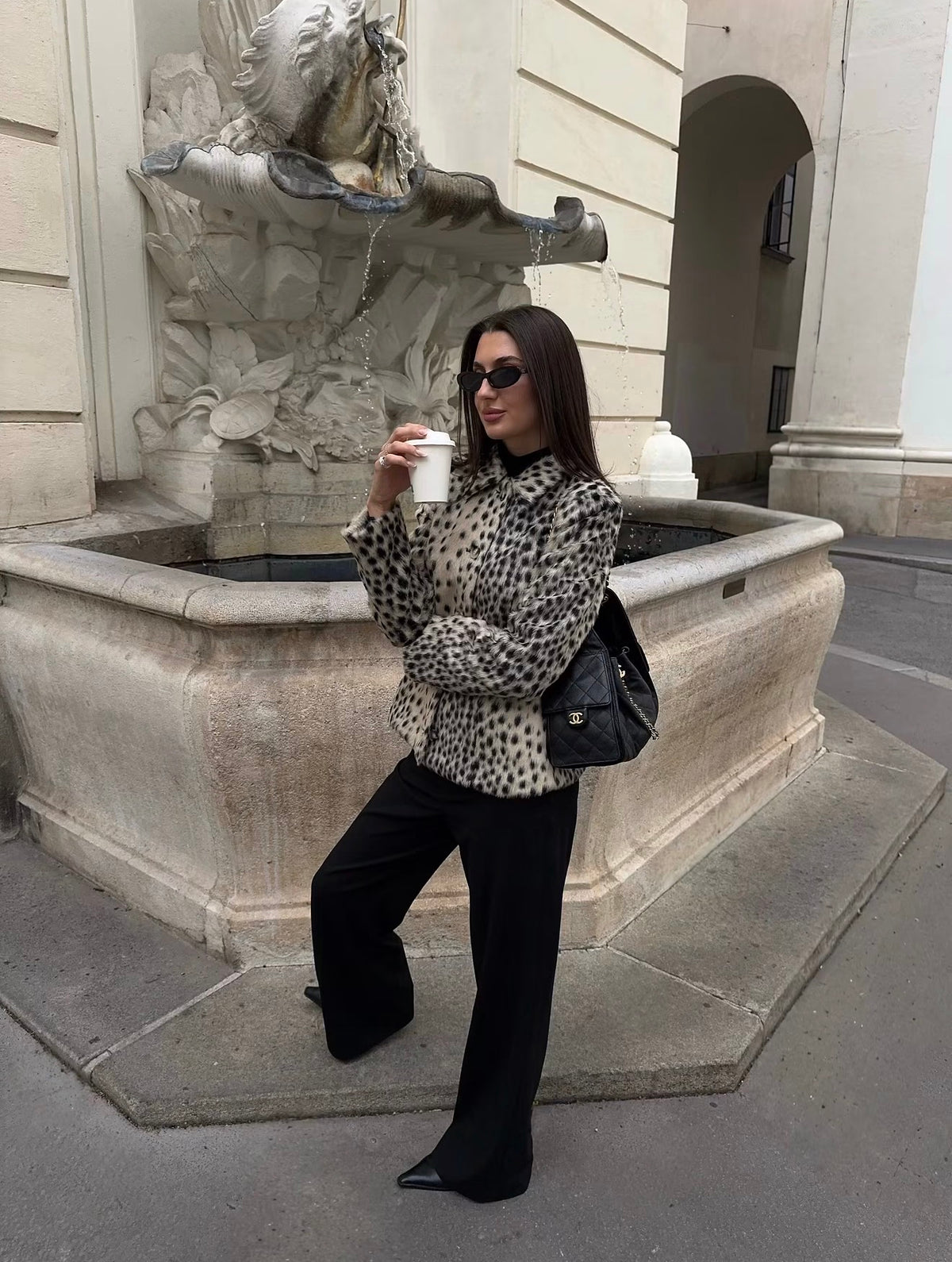 Manteau en fausse fourrure à motif léopard et revers