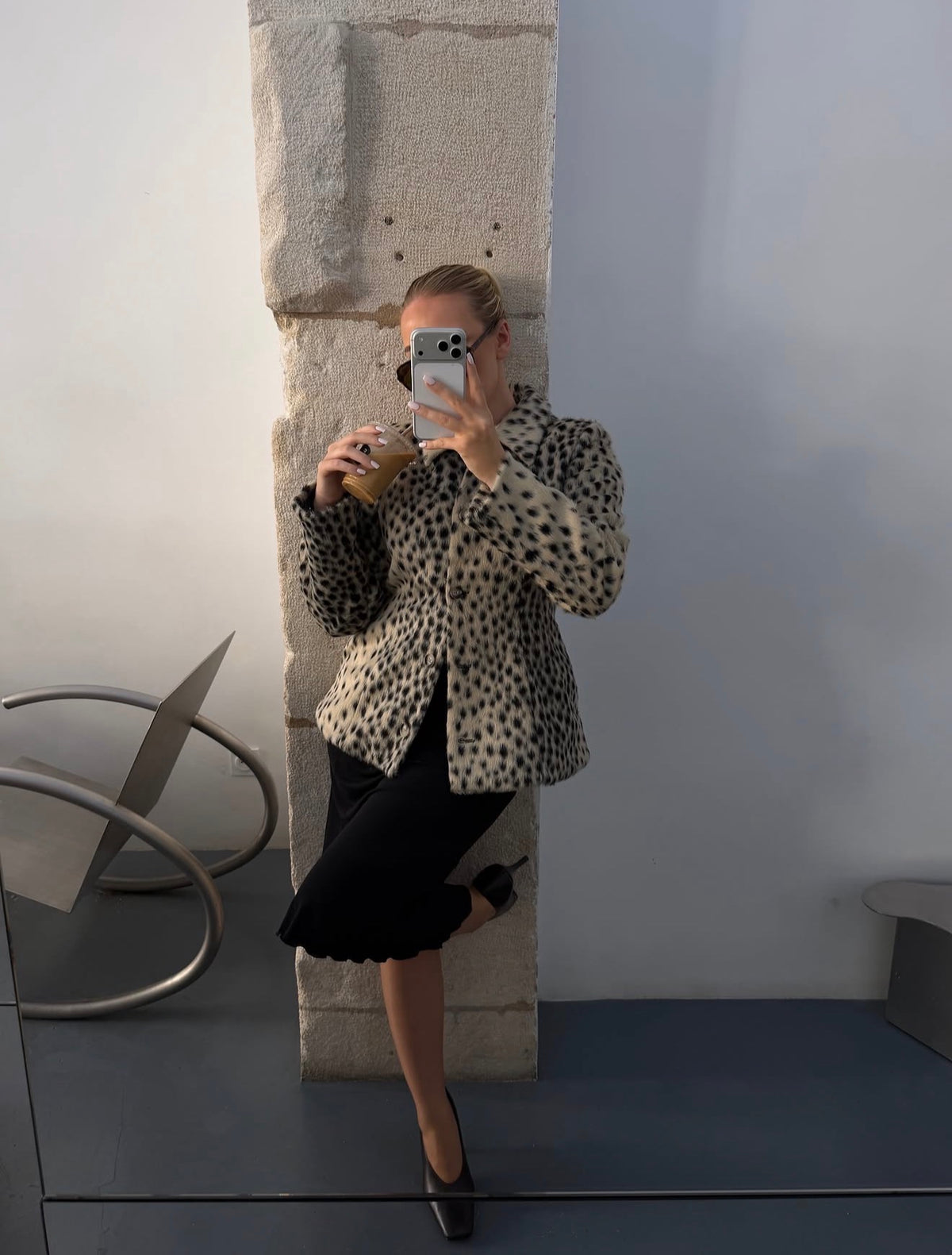 Manteau en fausse fourrure à motif léopard et revers