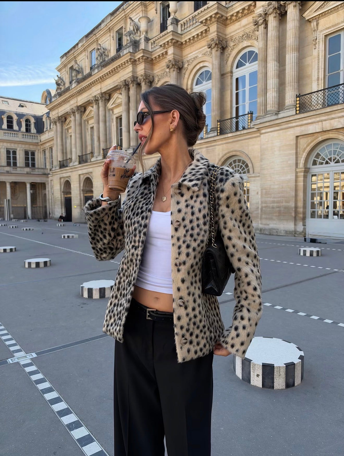 Manteau en fausse fourrure à motif léopard et revers