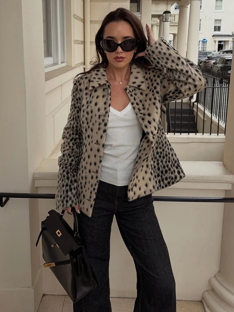 Manteau en fausse fourrure à motif léopard et revers