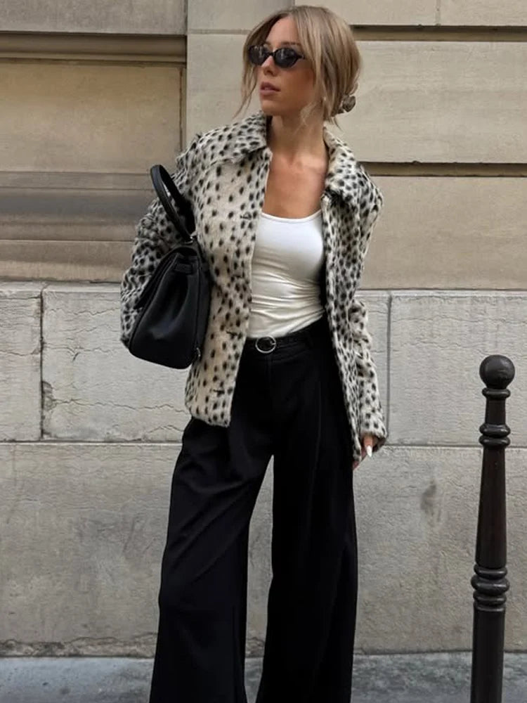 Manteau en fausse fourrure à motif léopard et revers