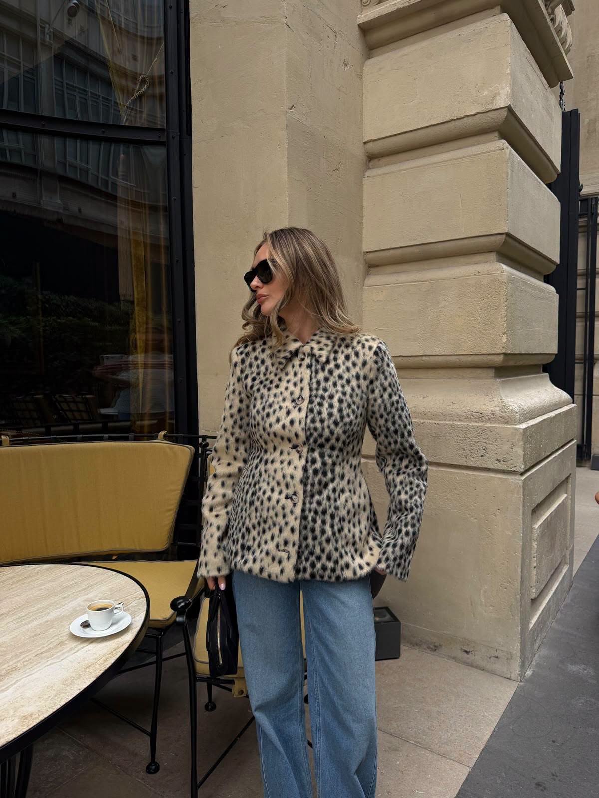 Manteau en fausse fourrure à motif léopard et revers