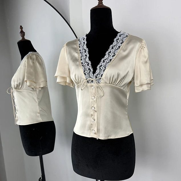 Chemisier boutonné en satin à manches courtes et dentelle