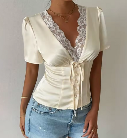 Chemisier boutonné en satin à manches courtes et dentelle