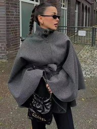 Veste cape ceinturée col montant
