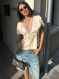Mia Blouse Satinée à Garniture en Dentelle