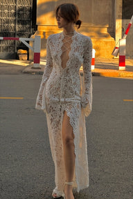 Robe longue fendue en dentelle à col en V profond et manches longues