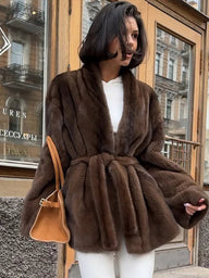 Veste ceinturée en fausse fourrure élégante