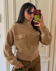 Gilet en maille côtelée à col montant et fermeture zippée