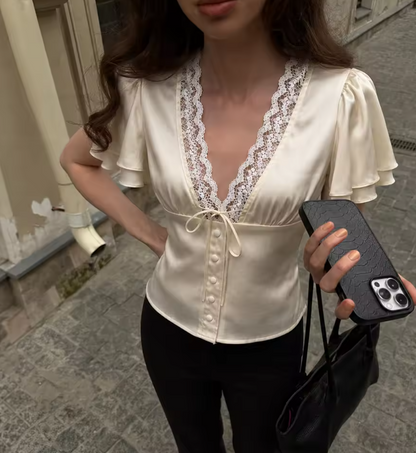 Chemisier boutonné en satin à manches courtes et dentelle