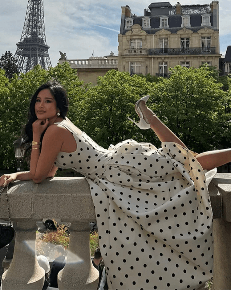 Robe midi classique à pois avec encolure carrée