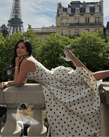Robe midi classique à pois avec encolure carrée
