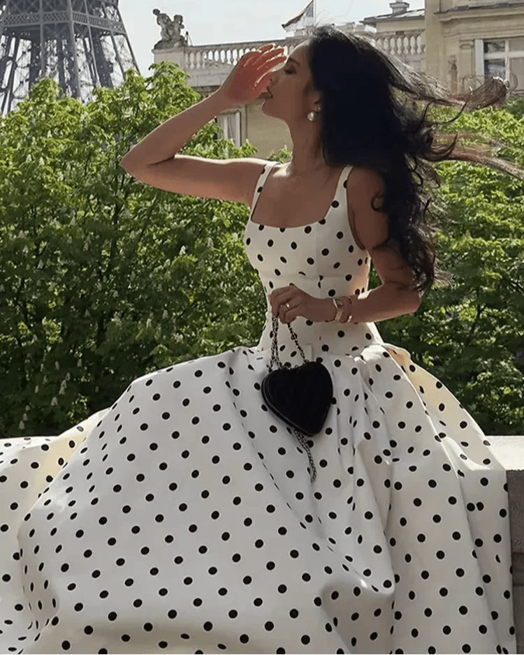 Robe midi classique à pois avec encolure carrée