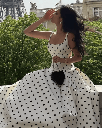 Robe midi classique à pois avec encolure carrée