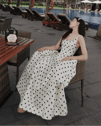Robe midi classique à pois avec encolure carrée