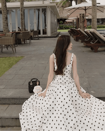 Robe midi classique à pois avec encolure carrée