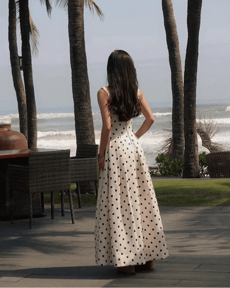 Robe midi classique à pois avec encolure carrée