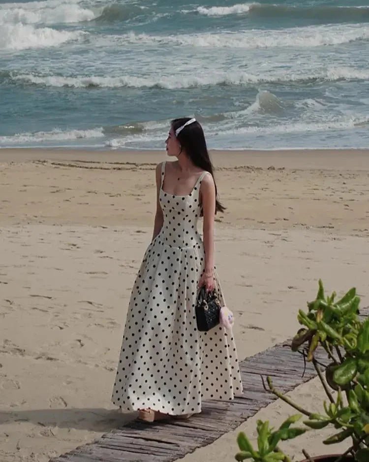 Robe midi classique à pois avec encolure carrée