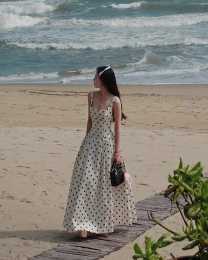 Robe midi classique à pois avec encolure carrée