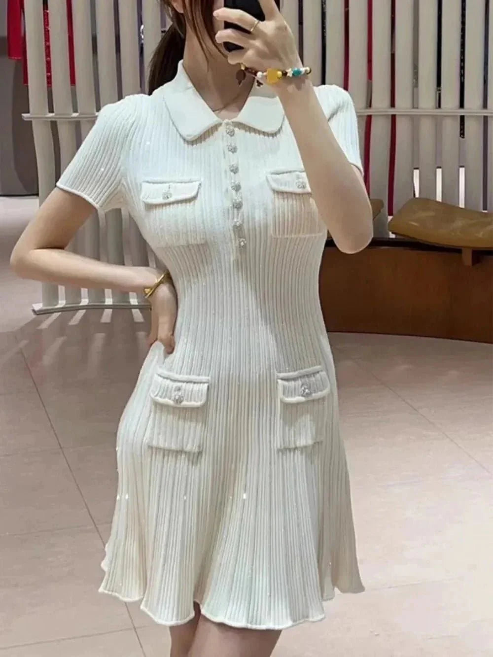 Robe mini en maille pailletée avec détails à volants
