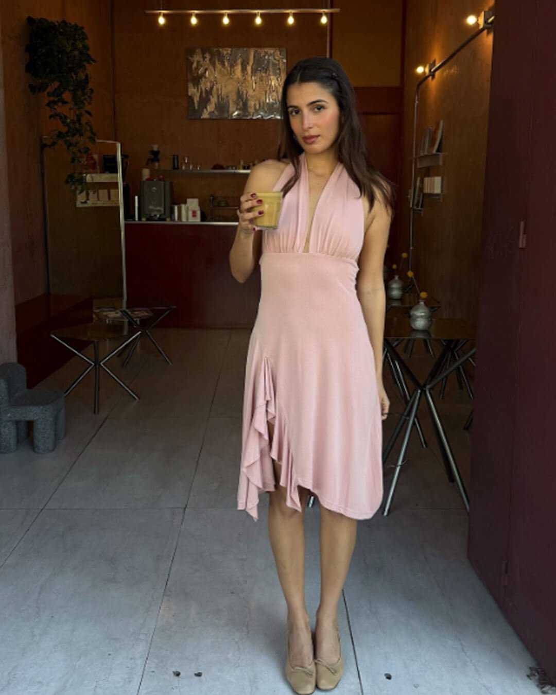 Mini robe halter élégante dos nu